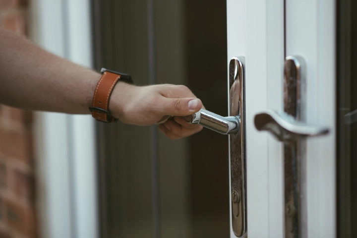 Ma porte est claquée, que faire ?
